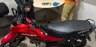 Polícia Militar recupera motocicleta roubada uma hora após o crime e prende suspeito com drogas em Simão Dias