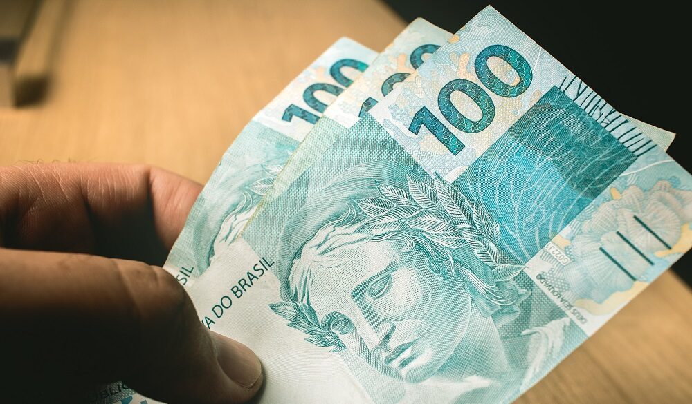 Salário mínimo deverá subir para R$ 1.741 em 2027