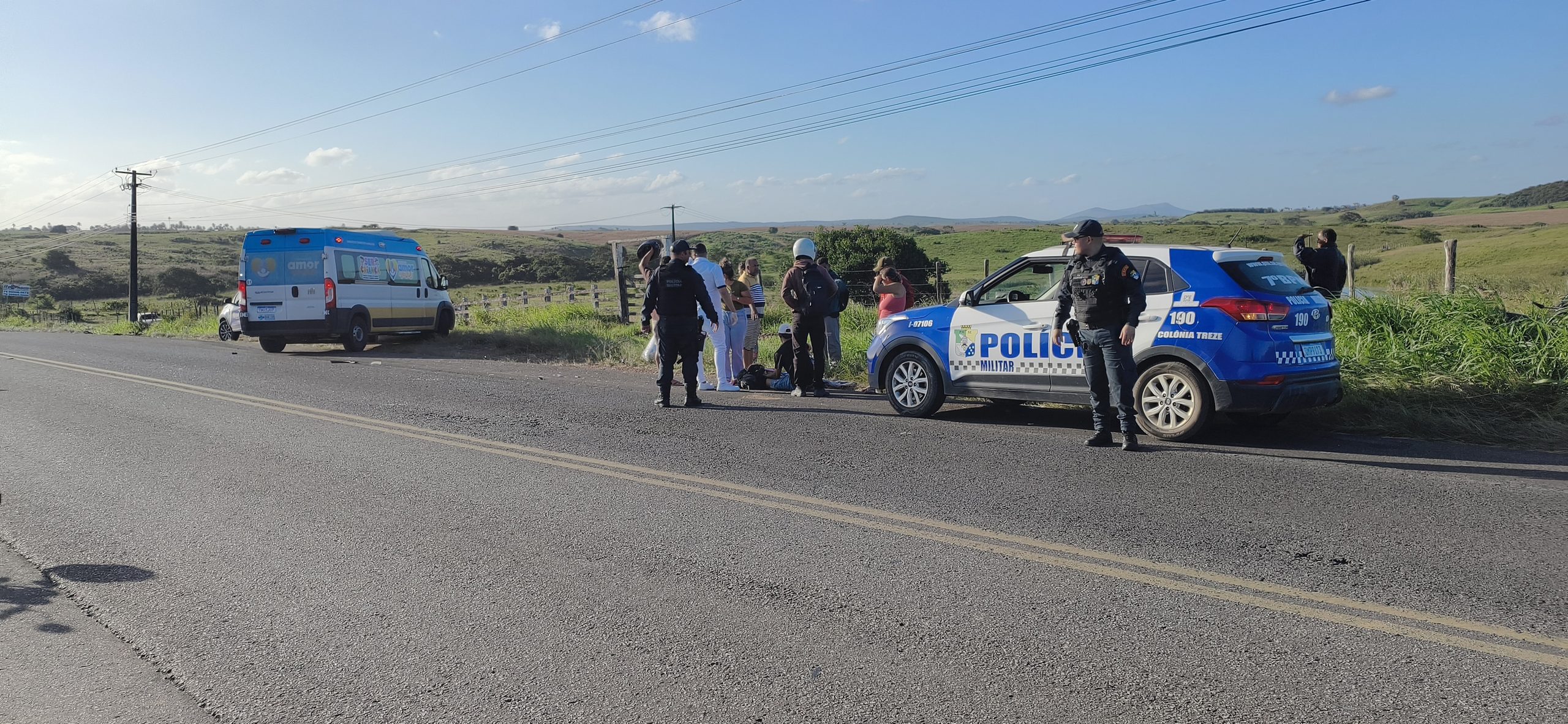 Casal fica ferido após moto ser atingida por carro na SE-270, no Povoado Colônia 13, em Lagarto