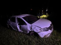 Mulher morre após carro capotar na SE-270, em Salgado