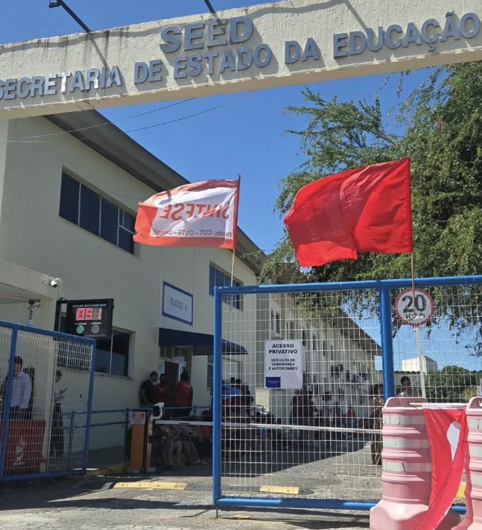 Professores mantêm greve em Sergipe e ocupam sede da Educação